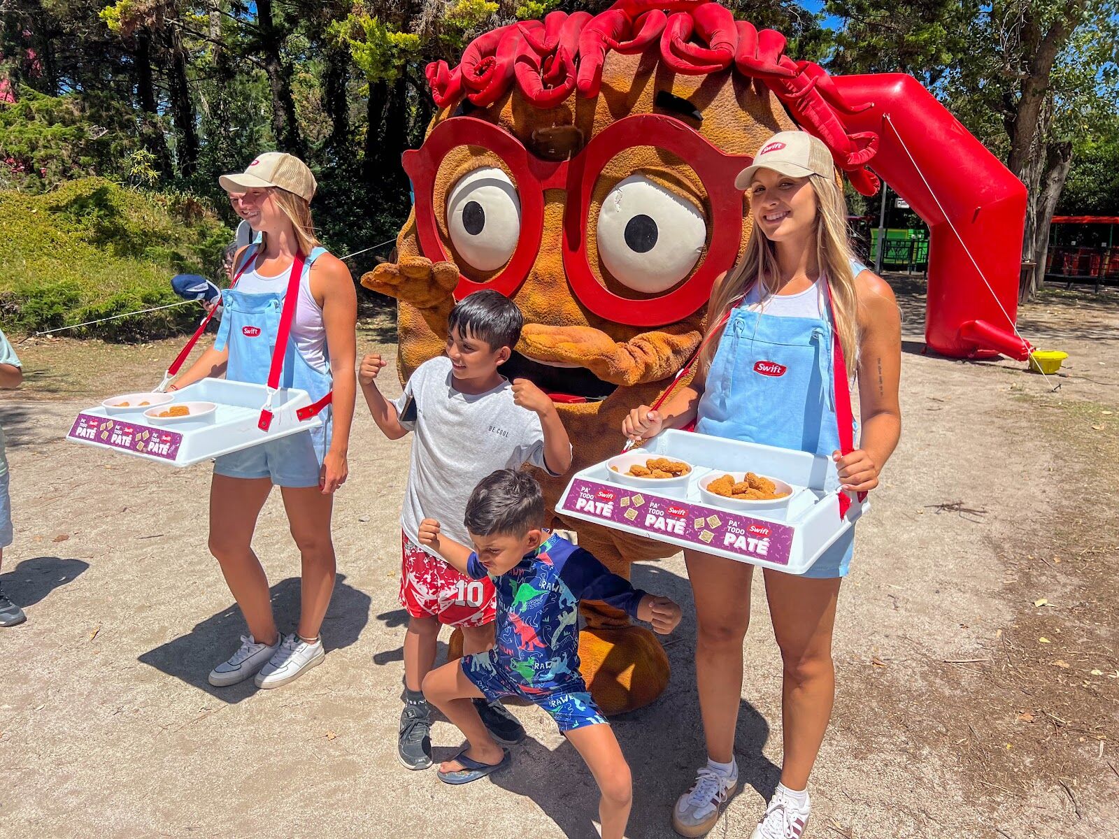 Mascota de marca con promotoras en la playa